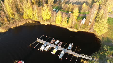 Atemberaubender-Blick-Auf-Helle-Herbstbäume-In-Der-Nähe-Von-Festgemachten-Booten-Während-Des-Sonnenuntergangs-In-Schweden