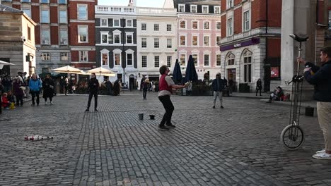 Schau,-Mit-Wie-Vielen-Bällen-Ich-Jonglieren-Kann,-London,-Vereinigtes-Königreich