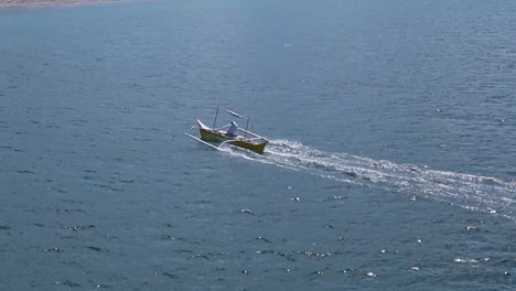 Drohne-Folgt-Einem-Fischerboot-In-Mabuas-Klaren-Gewässern-In-Surigao,-Philippinen