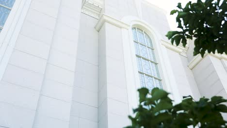 Langsames-Schwenken-Der-Weißen,-Großzügigen-Buntglasfenster-Des-Mormonentempels-In-Utah