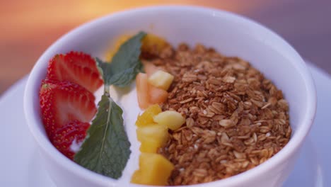 Un-Delicioso-Desayuno-Saludable-Lleno-De-Frutas-Frescas,-Cereales-Y-Yogur