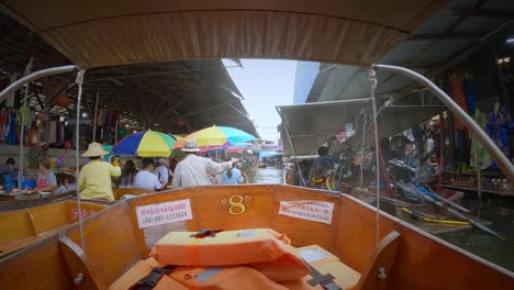 Tourist,-Der-Mit-Dem-Boot-Durch-Den-Schwimmenden-Markt-In-Thailand-Reist