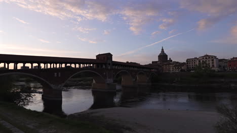 überdachte-Brücke-In-Pavia-Bei-Sonnenuntergang,-Lombardei,-Italien