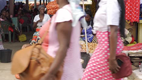 Eine-Gruppe-Nicht-Identifizierter-Afrikanischer-Frauen-Wartet-Auf-Kunden,-Die-Ihre-Frischen-Produkte-Auf-Einem-örtlichen-Straßenmarkt-Verkaufen