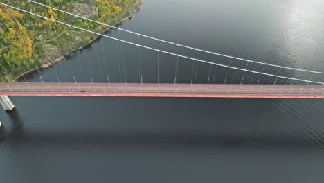 Hogakustenbron-Puente-De-Hormigón-Sobre-El-Océano-En-Calma-Durante-El-Otoño-En-Suecia