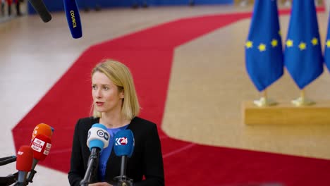 Die-Estnische-Ministerpräsidentin-Kaja-Kallas-Spricht-Mit-Den-Medien-Auf-Dem-Gipfeltreffen-Des-Europäischen-Rates-In-Brüssel,-Belgien-–-Filmische-Nahaufnahme