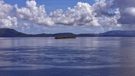 Hiperlapso-Aéreo-De-Nubes-En-Movimiento-Y-Corrientes-Oceánicas-Que-Rodean-La-Isla-Basul,-Filipinas