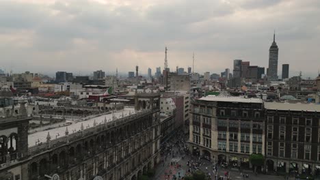 Luftaufnahmen-Der-Innenstadt-Von-Mexiko-Stadt-Mit-Dem-Berühmten-Latin-Tower-Im-Hintergrund