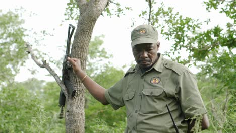 Unbekannter-Afrikanischer-Ranger-Steht-Mit-Waffe-Bereit,-Um-Sich-Im-Limpopo-Nationalpark-Vor-Wilden-Tieren-Zu-Verteidigen