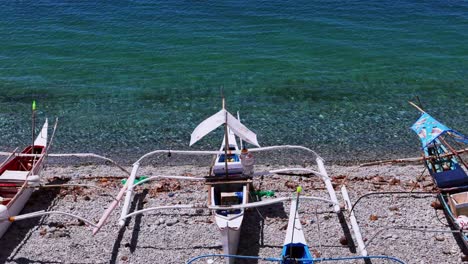 Drohnenaufnahme-Von-Fischerbooten-Am-Mabua-Beach-In-Surigao,-Philippinen