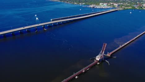CSX-Eisenbahnbrücke-Mit-Offener-Klappe-Neben-Der-Manatee-River-Bridge-In-Bradenton,-Florida