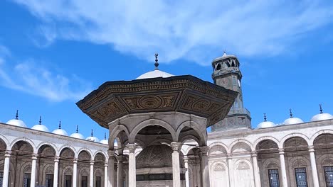 Patio-Interior-Con-La-Mezquita-De-Muhammad-Ali-Pasha-En-La-Ciudadela-De-El-Cairo,-Egipto
