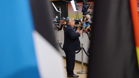El-Primer-Ministro-Húngaro,-Viktor-Orbán,-Hablando-Con-La-Prensa-Y-Despidiéndose-En-La-Cumbre-Del-Consejo-Europeo-En-Bruselas,-Bélgica---Perfil-Cinematográfico