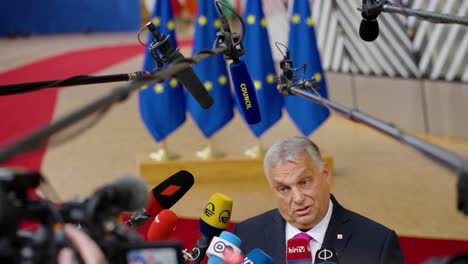 El-Primer-Ministro-Húngaro,-Viktor-Orbán,-Hablando-Con-La-Prensa-En-La-Cumbre-Del-Consejo-Europeo-En-Bruselas,-Bélgica---Plano-Medio.