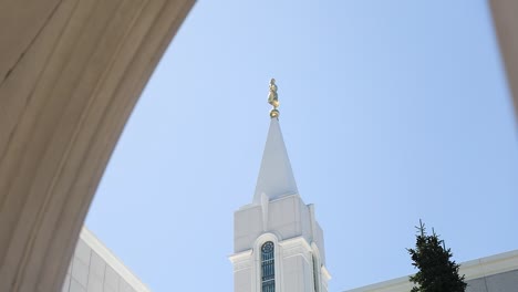 Estatua-Del-ángel-Moroni-En-El-Campanario-Del-Templo-Mormón-Lds-En-Bountiful,-Utah