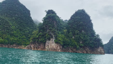 scenic-seascape-în-Khao-Sok-National-Park-a-nature-reserve-in-southern-Thailand-view-from-ferry-boat