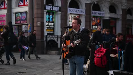 Cantando-En-Leicester-Square,-Londres,-Reino-Unido.