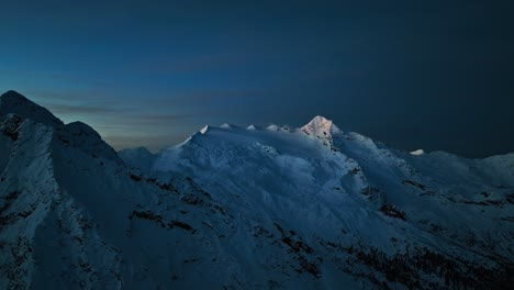 Imágenes-De-Drones-De-Un-Glaciar-En-El-Tirol-Del-Sur-Durante-La-Hora-Azul-Antes-Del-Amanecer,-Revelando-Lentamente-El-Majestuoso-Paisaje-Montañoso.