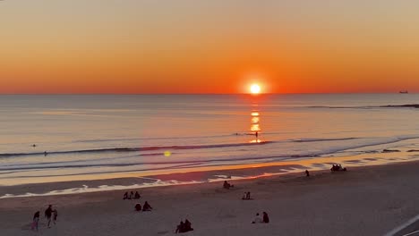 Menschen-Genießen-Den-Sonnenuntergang-Am-Strand-In-Cascais,-Portugal