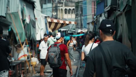 Touristen-Gehen-Durch-Den-Straßenflohmarkt-Im-Freien-In-Thailand
