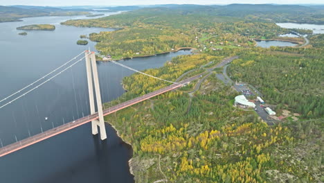 Imponente-Puente-Costero-Sobre-El-Océano-Sereno-Durante-El-Día-Nublado-En-Suecia
