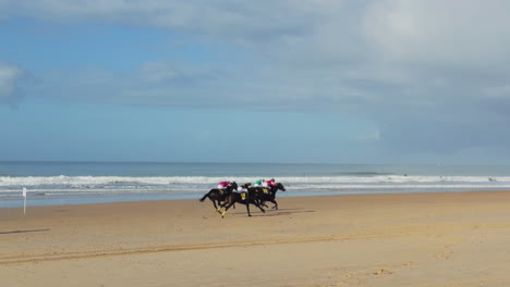 Horse-racing-at-the-beach