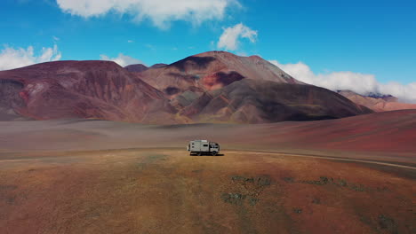 Hochklappbarer-Expeditionswagen,-Der-Die-Laguna-Brava-Auf-Dem-Red-Hill-In-Katamarca,-Argentinien,-überlandet