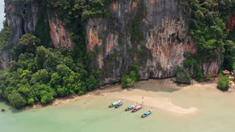 Aerial-View-of-Limestone-Mountains-and-Long-Tail-Boats-at-Railay-Beach,-Krabi,-Thailand