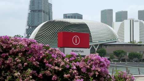 Merlion-Park-Schild-Mit-Esplanade---Theater-An-Der-Bucht-Im-Hintergrund-In-Singapur