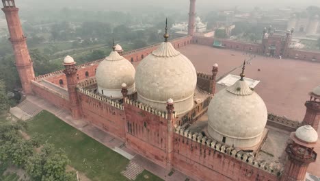 Luftaufnahme-Der-Dachkuppeln-Der-Badshahi-Moschee-In-Lahore,-Pakistan