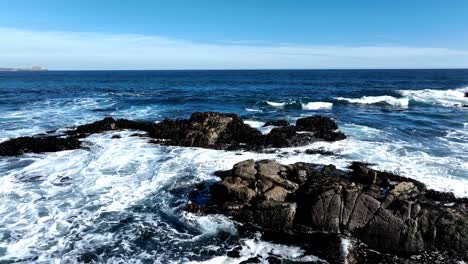 Vorbeiflug-über-Den-Wellen,-Die-Auf-Felsen-Am-Strand-Von-Algarrobo,-Chile,-Treffen