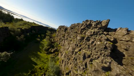 FPV-Luftaufnahme-Durch-Die-Thingvellir-Schlucht-In-Der-Isländischen-Landschaft