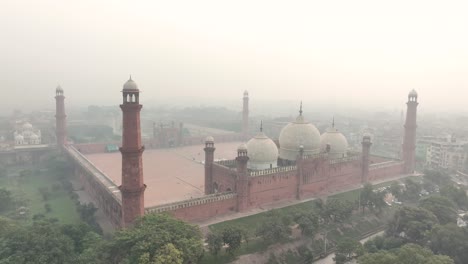 Vista-Aérea-De-La-Icónica-Mezquita-Badshahi-En-Lahore,-Pakistán,-Con-Aire-Brumoso