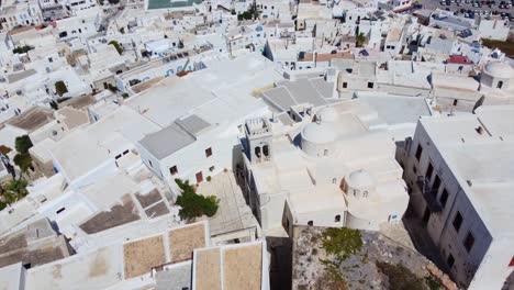 Naxos,-Grecia,-Vista-Aérea-De-Las-Tradicionales-Casas-Blancas-De-Pueblo-En-Un-Hermoso-Día