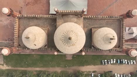 Vista-Aérea-De-Pájaro-Sobre-Las-Cúpulas-De-La-Azotea-De-La-Mezquita-Badshahi-En-Lahore,-Pakistán