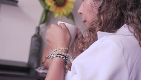 Frau-Im-Profil-Trinkt-Kaffee-Aus-Einer-Tasse-Mit-Einer-Sonnenblume-Im-Hintergrund