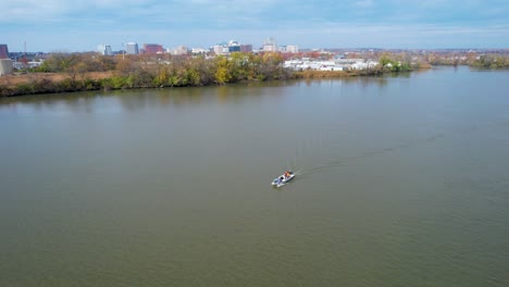 Fischer-Im-Boot-Von-Drohne-Wilmington-Delaware-Christina-River-Warmer-Herbsttag