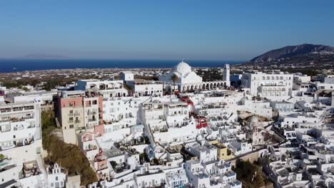 Casas-Y-Hoteles-Junto-Al-Acantilado-Del-Pueblo-De-Santorini-Oia-En-Santorini,-Grecia