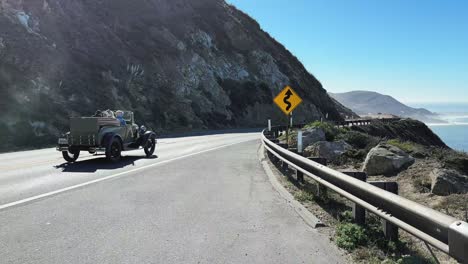 Oldtimer-Auf-Dem-Pacific-Highway-One-Coast-Road-In-Kalifornien-Und-Genießen-Sie-Die-Aussicht-über-Das-Meer-An-Einem-Sonnigen-Tag