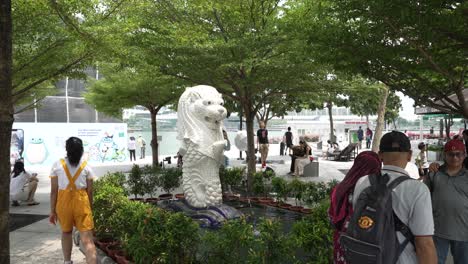 Touristen-Sahen,-Wie-Sie-Neben-Der-Mini-Merlion-Skulptur-In-Singapur-Für-Fotos-Posierten