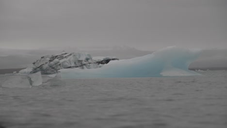Arktische-Landschaft,-Eisberge-Und-Eisblöcke,-Die-In-Den-Gewässern-Islands-Schwimmen