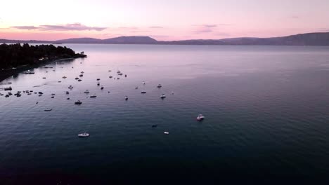 Rosafarbene-Farben-Des-Sonnenuntergangs-über-Der-Villarrica-Seebucht-Voller-Erschwinglicher-Boote,-Chile