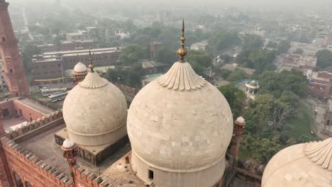 Vista-Aérea-De-Las-Cúpulas-De-La-Azotea-De-La-Mezquita-Badshahi-En-Lahore,-Pakistán.