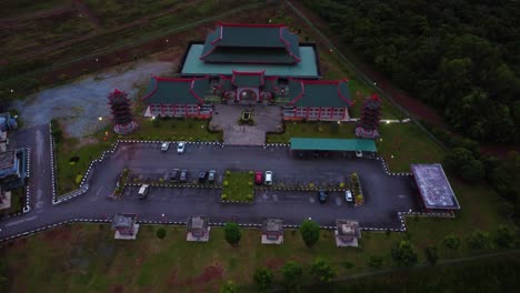 Tilt-Shot-Drohnenaufnahmen-Der-Moschee-China-Melaka-Während-Des-Sonnenuntergangs-In-Malaysia