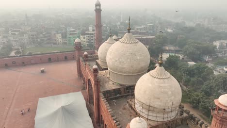 Vista-Aérea-De-Las-Cúpulas-De-La-Azotea-De-La-Mezquita-Badshahi-En-Lahore,-Pakistán.