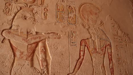 Bunte-Hieroglyphen-In-Den-Tempeln-Im-Tal-Der-Könige-In-Luxor,-Ägypten