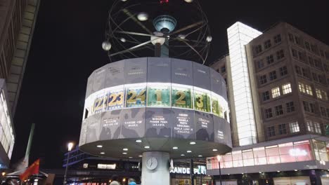 Lapso-De-Tiempo-Del-Reloj-Mundial-Iluminado-En-Berlín-Alexanderplatz-Por-La-Noche