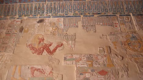 Bunte-Hieroglyphen-Säumen-Die-Wände-Antiker-Tempel-Und-Gräber-Im-Tal-Der-Könige-Und-Im-Hatschepsut-Tempel