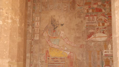 Bunte-Hieroglyphen-Von-Anubis-Säumen-Die-Wand-Antiker-Tempel-Und-Gräber-Im-Tal-Der-Könige-Und-Im-Hatschepsut-Tempel