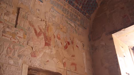 Bunte-Hieroglyphen-Säumen-Die-Wände-Antiker-Tempel-Und-Gräber-Im-Tal-Der-Könige-Und-Im-Hatschepsut-Tempel